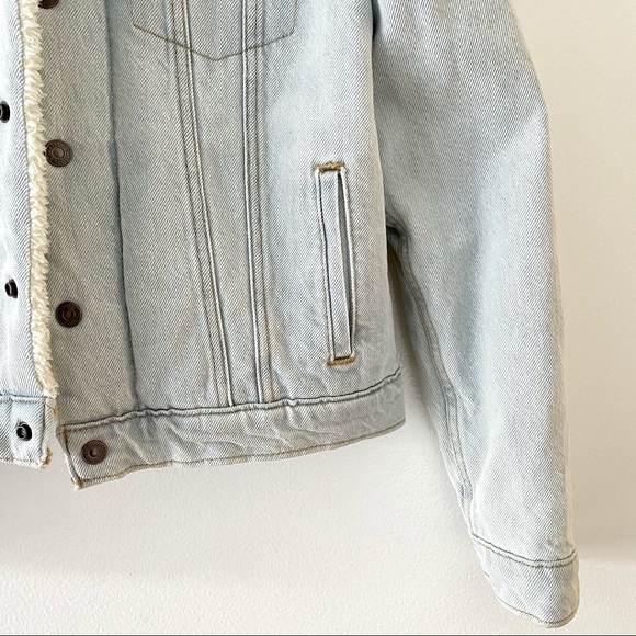 HP 💕 Levi's Women's Original Sherpa Trucker NWT - Picture 3 of 8